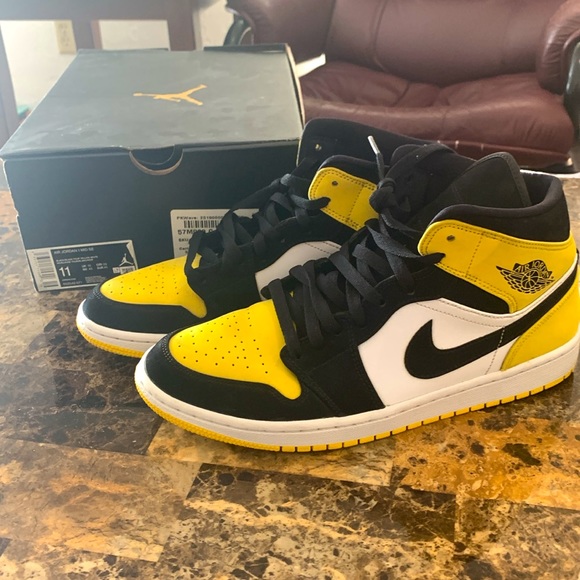 Air Jordan 1 Mid SE ‘Yellow Toe’ w/ original box - Picture 2 of 9